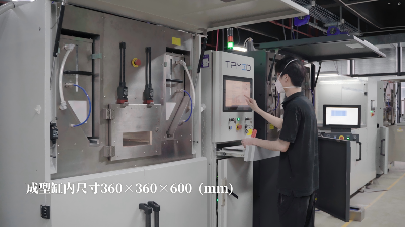 工作人员正在操作盈普SLS 3D打印机进行矫形模具的打印